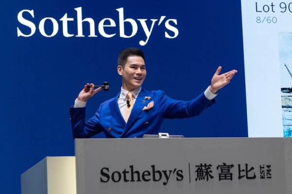 振兴配资 和苏富比拍卖官一起逛香港旗舰艺廊：百年老店如何破圈？